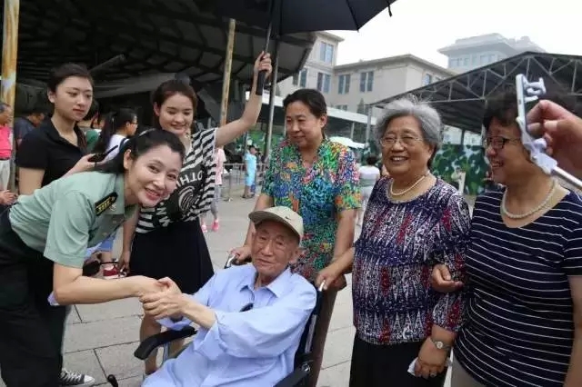 八一，軍事博物館廣場(chǎng)上發(fā)生了這一幕