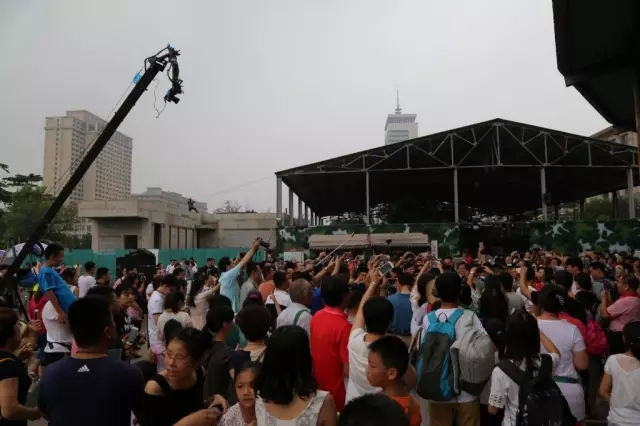 八一，軍事博物館廣場(chǎng)上發(fā)生了這一幕