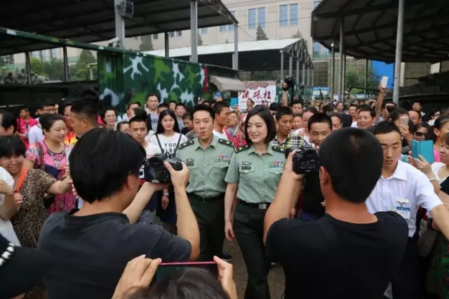 八一，軍事博物館廣場(chǎng)上發(fā)生了這一幕