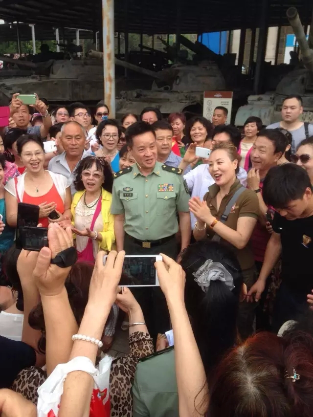 八一，軍事博物館廣場(chǎng)上發(fā)生了這一幕