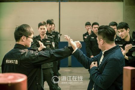 警隊(duì)練起詠春拳 隊(duì)員個(gè)個(gè)成“葉問(wèn)”