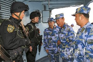海軍派特戰(zhàn)隊(duì)員為中國(guó)漁船護(hù)航