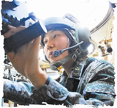 哪項(xiàng)規(guī)定說(shuō)女兵不能訓(xùn)裝甲車？她偏不信！