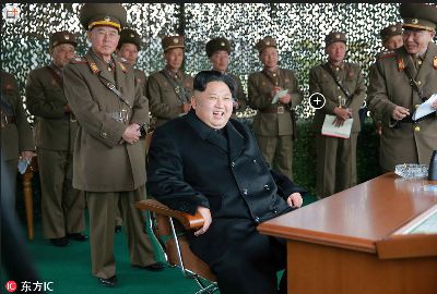 金正恩視察炮兵射擊大會 現(xiàn)場指導笑容滿面