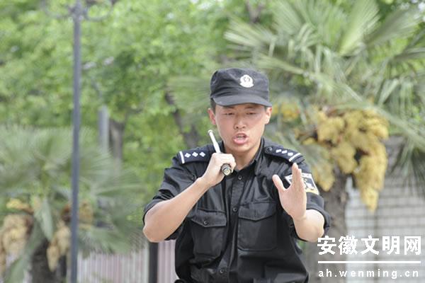 要練回腹肌的特警，為什么感動(dòng)那么多人？