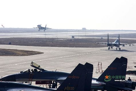 “紅劍”體系對(duì)抗 多型戰(zhàn)機(jī)升空迎“敵”