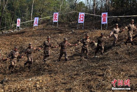 中越邊境掃雷部隊徒步驗收雷場 移交當地