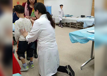 她為什么跪著治患兒？回答簡單也令人動容