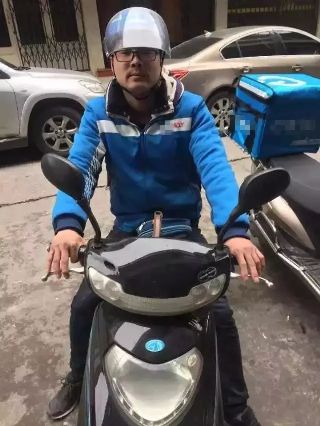兩歲男孩獨(dú)自出門(mén)，外賣小哥做了一事暖爆了