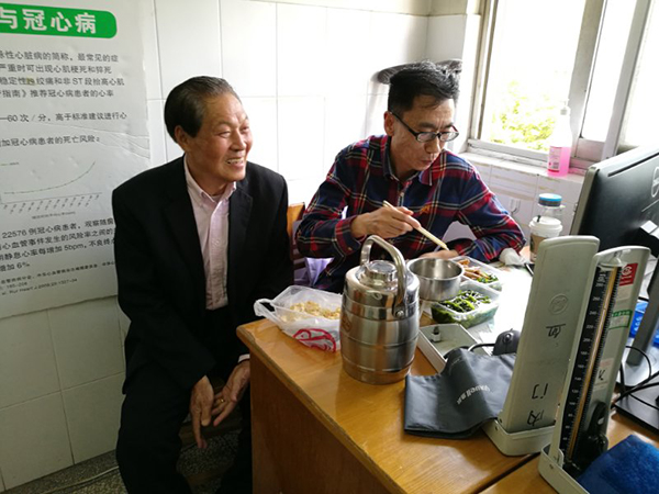 八旬老人每天打車為骨折坐診醫(yī)生送飯:一直想報(bào)恩