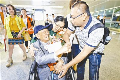 97歲臺(tái)老兵回四川省親:77年鄉(xiāng)音不改 想吃臘肉