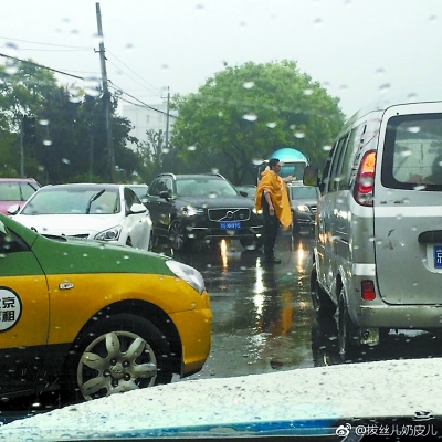 溫情！冷雨中那些陌生人