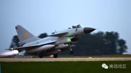殲10出擊！中國兩戰(zhàn)機(jī)在香港東南攔美P3偵察機(jī)