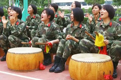 來(lái)一首女兵拉拉隊(duì)《加油歌》，讓你元?dú)鉂M滿