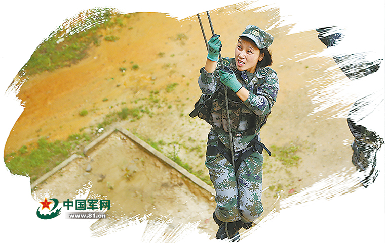 登臺能講課下臺能戰(zhàn)斗，這個女兵夠辣！