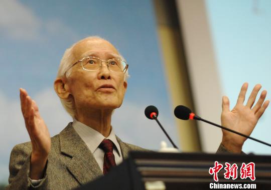 【我心中的英雄】余光中，以詩愛國亦英雄