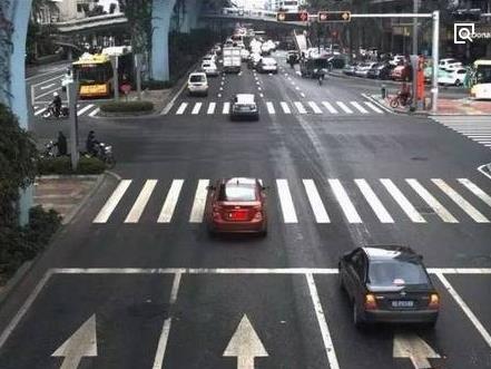 司機(jī)救人闖紅燈 病人家屬：罰款不讓你背