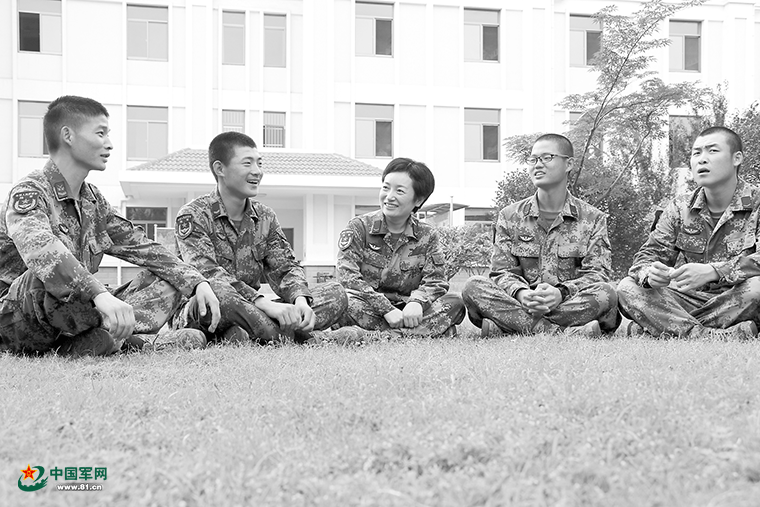 從上校到列兵，看一位女教員的“人生拉練”