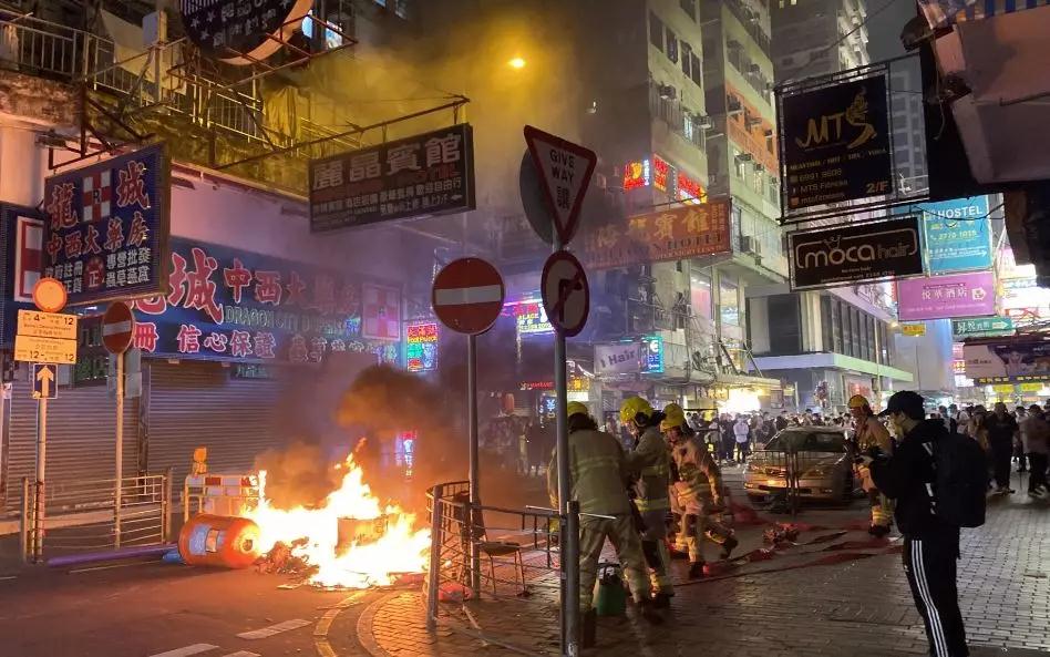 亂港暴徒打砸發(fā)熱門診，還向警察狂咳
