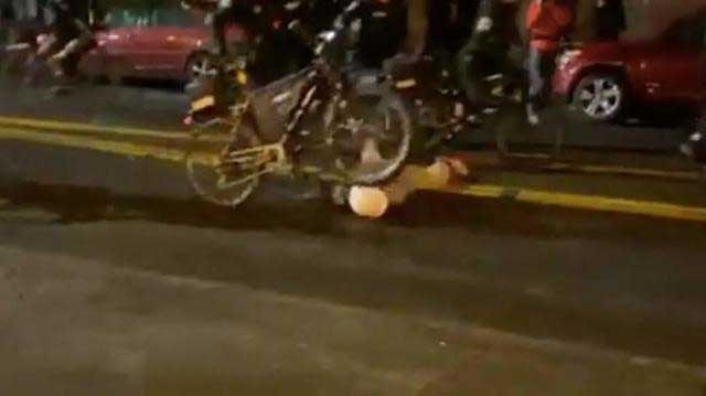 令人震驚的一幕抗議者受傷倒地，警察毫不夷由從其頭上碾過