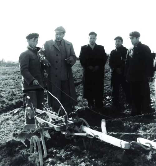 毛澤東與新中國(guó)農(nóng)業(yè)機(jī)械化事業(yè)
