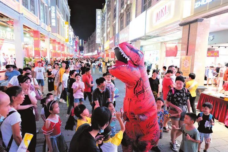 中國人在享受長假時(shí)，世界卻在一個(gè)個(gè)轟動(dòng)事件中動(dòng)蕩