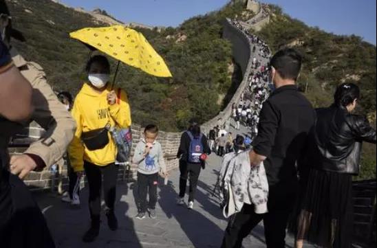 CNN：看看中國(guó)萬里長(zhǎng)城上的游客，啥是疫情？