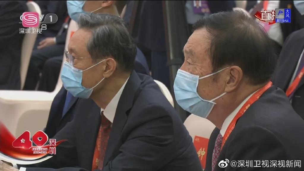 在慶祝大會上，他倆坐一起