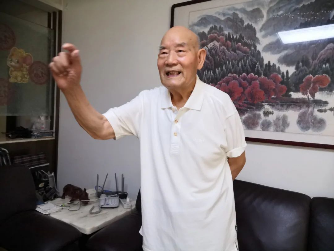 ▲王鳳和講起朝鮮戰(zhàn)場上的往事，仍豪情滿懷。（孫仁斌 攝）