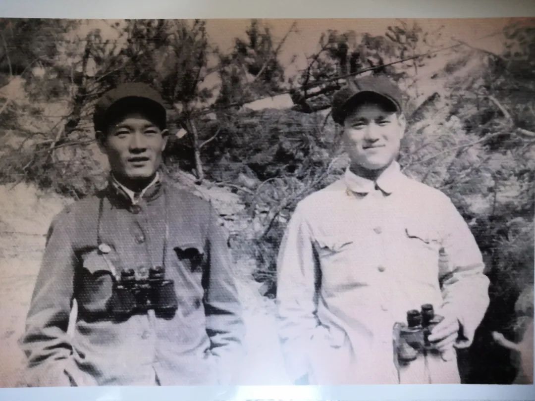 ▲1952年，王鳳和（左）與戰(zhàn)友在朝鮮板門店附近的坑道口前合影留念。（受訪者供圖） 