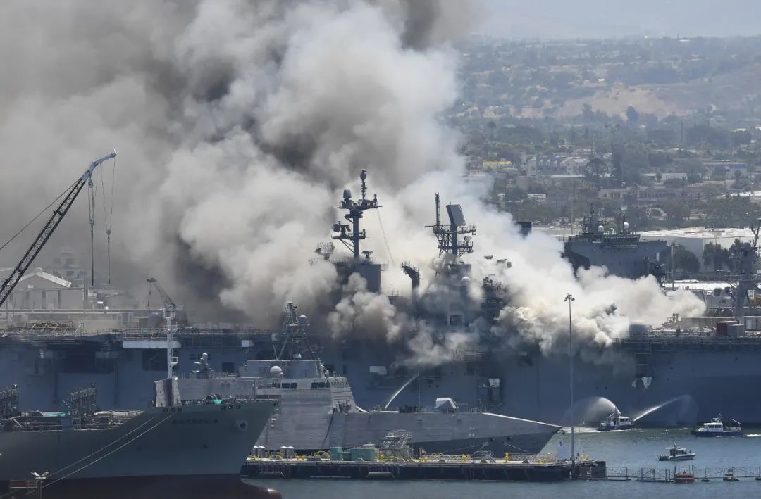 ▲7月12日，一艘美軍兩棲攻擊艦發(fā)生火災(zāi)，加利福尼亞州圣迭戈海軍基地起火冒出濃煙。新華社/美聯(lián)