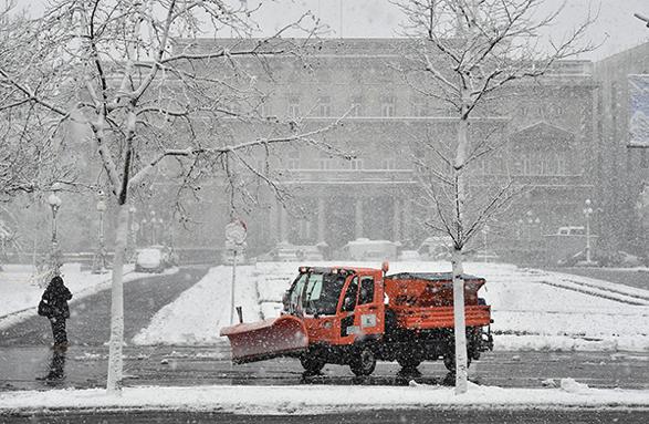2020年3月24日，塞爾維亞貝爾格萊德，清障車在街頭鏟除積雪。圖|視覺中國