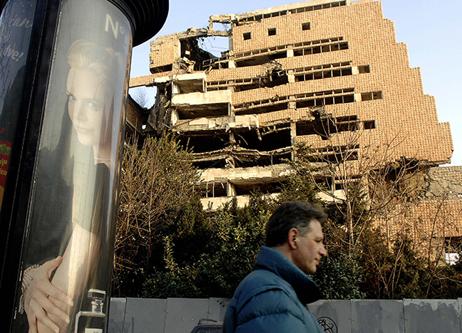 2008年2月19日，塞爾維亞貝爾格萊德市中心，一幢建筑在科索沃戰(zhàn)爭期間被空襲摧毀。圖|新華社