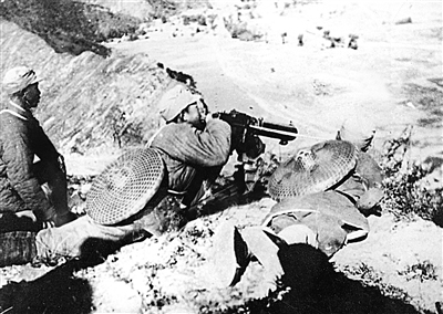 1937年9月，八路軍在平型關(guān)阻擋日軍攻勢，首次集中較大兵力對日軍進行一次成功伏擊戰(zhàn)，取得平型關(guān)大捷。圖為八路軍115師戰(zhàn)士在平型關(guān)公路兩側(cè)伏擊日軍。（圖片來源：新華社）