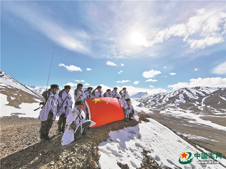 扎根天山南北座座軍營(yíng)，這里有群發(fā)光發(fā)亮的“軍中之星”