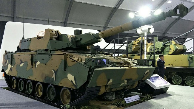 K21-105這種在步兵戰(zhàn)車基礎(chǔ)上研發(fā)的輕型坦克，相比“血統(tǒng)純正”的15輕坦，在技術(shù)上差距很大。
