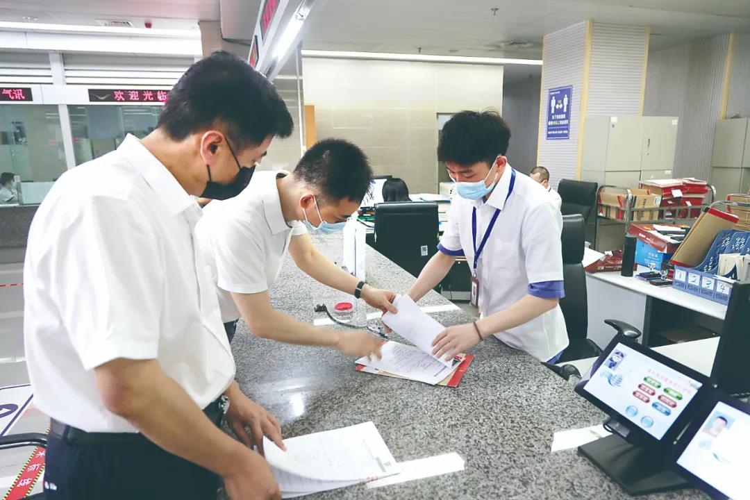 窗口辦事還要找“黃牛”？審批人員開門做生意？斬斷公職人員與黑中介勾結(jié)利益鏈