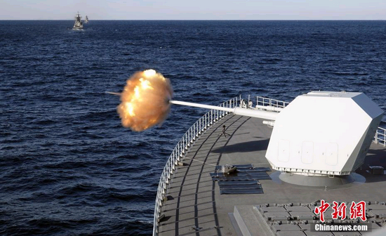 中方指揮艦?zāi)喜炛髋趯嵤Ｉ鋼粞菥?。中新社記?孫自法 攝
