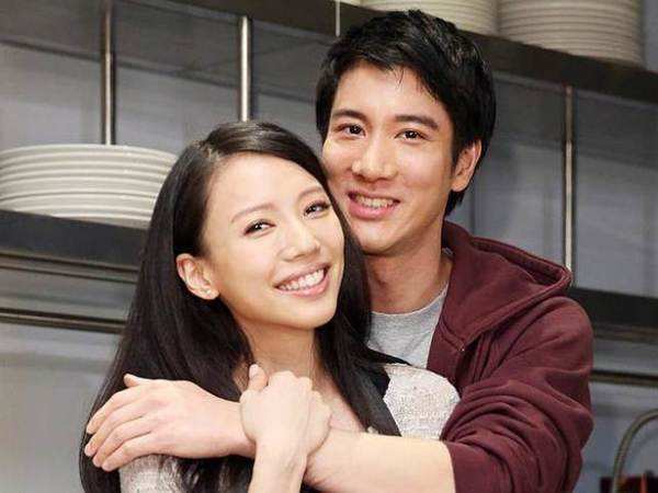 李靚蕾算什么“女性榜樣”？