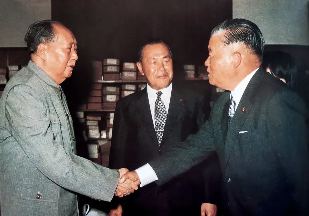 1972年9月27日，毛澤東在中南海會(huì)見日本內(nèi)閣總理大臣田中角榮 （中）、外務(wù)大臣大平正芳（右）。9月29日，中日兩國政府發(fā)表聯(lián)合聲明，宣布中日邦交正?；?，正式建立外交關(guān)系。圖/新華