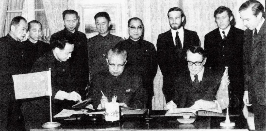 1972年12月21日，中國和澳大利亞建交簽字儀式在法國巴黎舉行。本版圖/新華