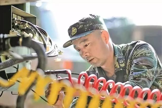火箭軍某旅導(dǎo)彈發(fā)射車駕駛員、一級(jí)軍士長朱紀(jì)華：大國重劍“馭劍人”