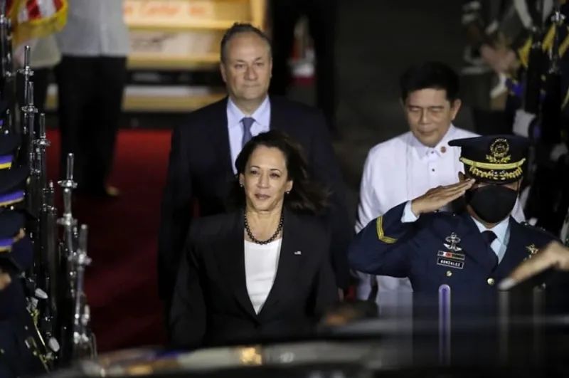 他為了接佩洛西的班，開始瘋狂反華表演！