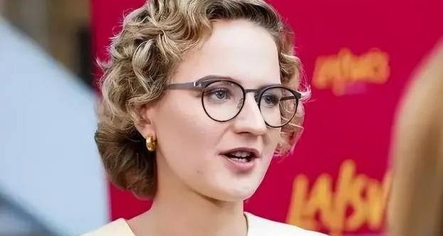 立陶宛美女部長“浪子回頭”？