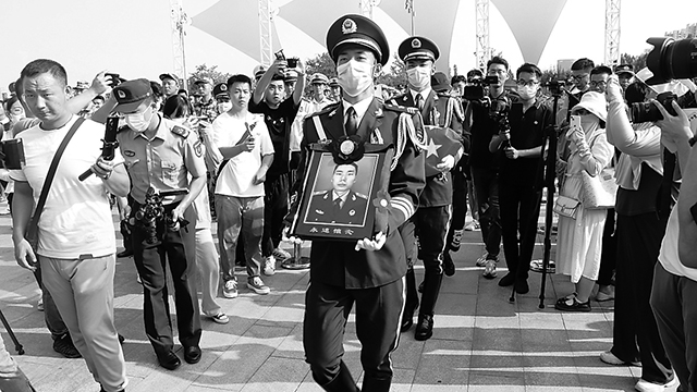 從士兵到勇士：危急時(shí)刻，他對(duì)戰(zhàn)友說(shuō)“我會(huì)游泳，我先下去救人”