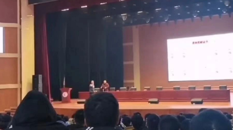 把毒教授轟下臺(tái)的學(xué)生果真被攻擊了！