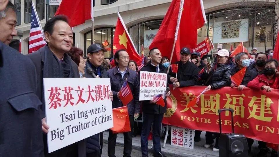 蔡逆在紐約，陷入了五星紅旗的汪洋大海！