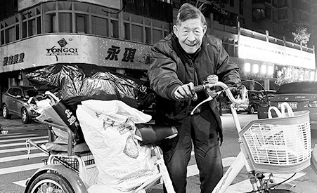 91歲老兵王坤森拾荒助學(xué)11年：那束點(diǎn)亮長(zhǎng)夜的“燭光”