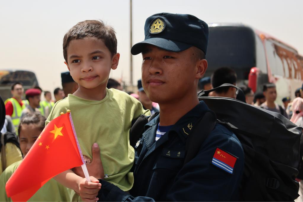 危急關(guān)頭，“中國護(hù)照”帶你回家