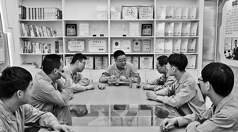 全國(guó)勞動(dòng)模范宰紅斌：“兵心”鑄匠心  燈火照萬(wàn)家